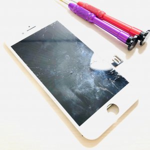 iPhoneSE2 フロントパネル交換　画面が割れてしまった、ガラスの欠けにより液晶が見えにくい　など
