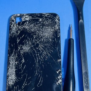 iPhone7 インカメラも映らなくなるほどのヒビ割れ…→即日修理でこのレベルの割れも綺麗な画面へ!!