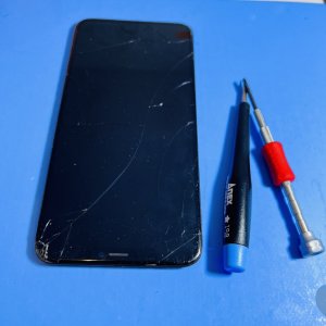iPhoneXS 液晶パネル交換 落とした後にパネルにヒビと白い縦の線…→即日修理で解決!!