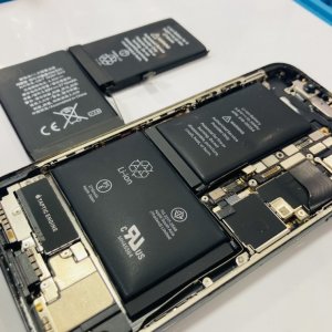 iPhone12 バッテリー交換 バッテリー膨張 パネルに隙間 即日対応致します！