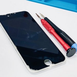 iPhone8 液晶交換 パネル割れ 画面映らない タッチ効かない