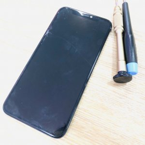 iPhone11 Pro 液晶交換　画面が映らない、パネルが割れてしまったなど