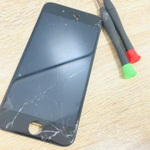 iPhoneSE2 液晶修理 画面が映らない、ガラスの欠けでタッチ操作が困難 など