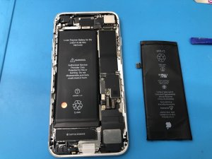 iPhone８　充電不良　４年間未交換　バッテリー交換