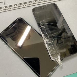 iPhone11 フロントパネル交換＆強化ガラス貼付け