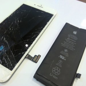iPhone8バッテリー＋パネル交換