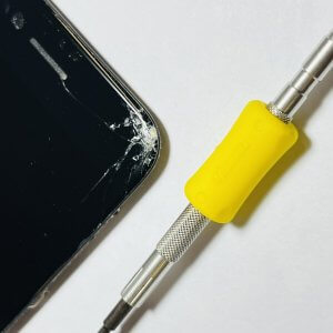 iPhoneSE2 フロントパネル交換とバッテリー交換と強化ガラス貼りつけの同時修理!!