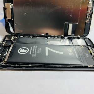 iPhone7 バッテリー交換 バッテリーが膨張したまま使い続け…