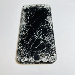 iPhone7 液晶パネル交換 道路で車のタイヤに何度も踏みつぶされて…