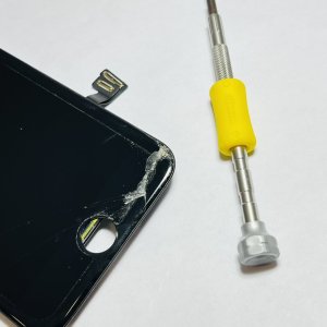 iPhoneSE2 フロントパネル交換 画面の右端に3cmほどのひび割れが…