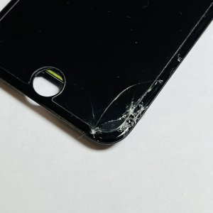 iPhoneSE2 フロントパネル交換 落とした衝撃で角が割れ…データも消えず20分で即日お渡し!!