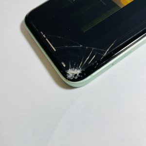 iPhone11 液晶パネル交換 画面が割れ縦に線が入り勝手に画面が動く…