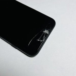 iPhoneSE2 フロントパネル交換 カメラ部分に物を落としてしまいヒビ割れが…