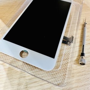 iPhone8plus フロンのパネル交換