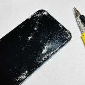 iPhone11 Pro 液晶パネル交換 落として割れた後、画面のタッチ操作ができなくなり…