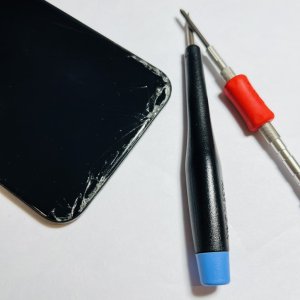 iPhone11 フロントパネル交換 割れたまま使用すると…