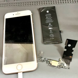 iPhone8 バッテリー ライトニングコネクタ 同時修理