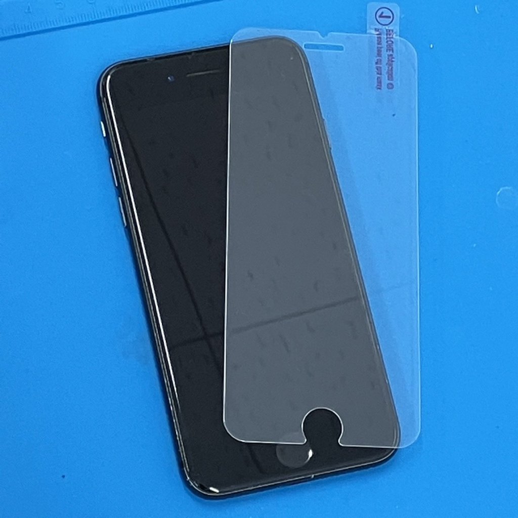 iPhone8 強化ガラス貼り付け