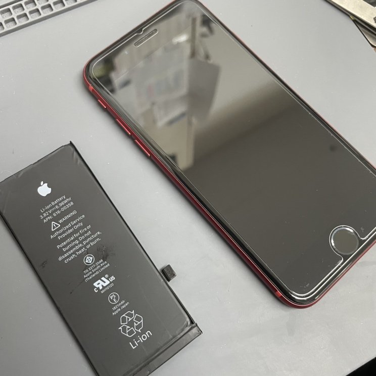 iPhoneSE2 バッテリー交換 強化ガラス貼付け