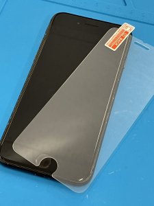 iPhoneSE2 強化ガラス永久保証貼り付け