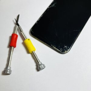 iPhone11 液晶パネル交換 落とした衝撃で画面が映らなくなってしまい…