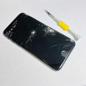 iPhoneSE2 道に落としてしまい、見つけた時には画面がバキバキに…