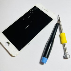 iPhone8 フロントパネル交換 ヒビ割れが広がってきて…