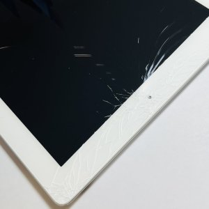 iPad(第4世代) A1458 Wi-Fi モデル フロントパネル交換 落とした衝撃で画面にヒビ割れが…