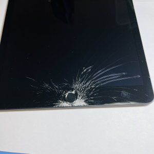 iPad(第9世代)A2602 Wi-Fi 画面割れ修理 落とした衝撃でホームボタンの近くが割れ…