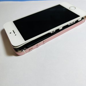 iPhoneSE バッテリー交換 バッテリーが膨張しパネルを押し上げ…原因は⁉