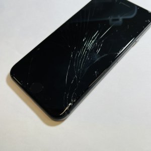 iPhone8 フロントパネル交換 割れたまま使用していると…