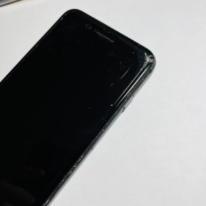 iPhone8 Plus フロントパネル交換 角から落としてしまい画面にヒビ割れが…
