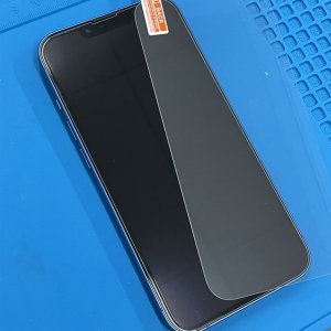 iPhone13 強化ガラス貼り付け