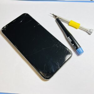 iPhone11Pro 液晶パネル交換 急に画面のタッチ操作が鈍くなり…