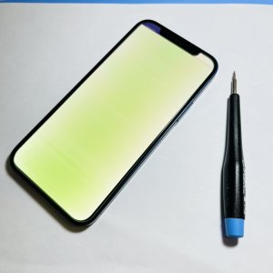 iPhone12 液晶パネル交換 衝撃が加わり画面が変色してしまい…