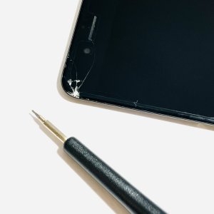 iPhoneSE2 フロントパネル交換 落とした際の当たり所が悪く…