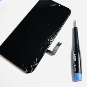 iPhone11 液晶パネル交換 画面が割れ、黒くなって操作もできない…