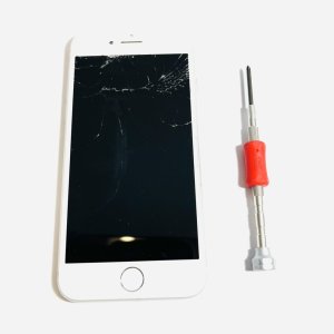 iPhone8 画面が割れたまま使っていたが…ヒビ割れによりインカメラもぼやけるので…