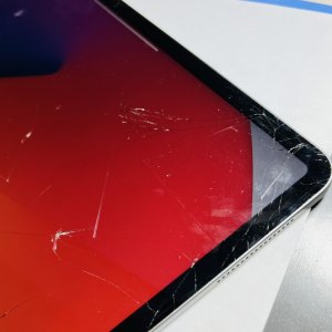 iPadPro12.9インチ(第4世代) フロントパネル交換 画面に無数の傷が入ってしまい…