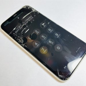 iPhone11 液晶パネル交換 落としてから画面が割れて、丸い黒い染みが…