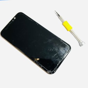 iPhone11 液晶パネル交換 強化ガラスを貼っていたが、落としてから画面が映らなくなった…