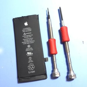 iPhoneSE2 バッテリー交換 家族に譲るからつけるようにバッテリー交換したい…