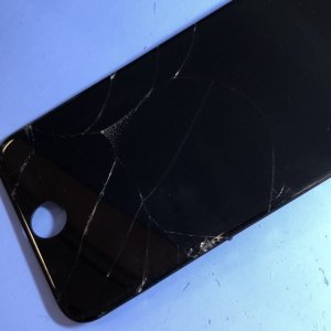 iPhone7 画面割れてしまったから直したい…