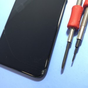 iPhoneXS フロントパネルが割れて交換したい!!