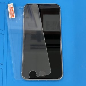 iPhoneSE3 強化ガラス貼り付け