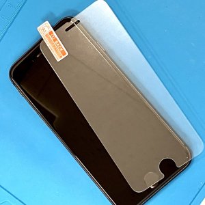 iPhone8 強化ガラス貼り付け