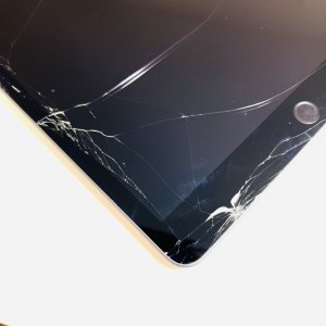 iPad 8 画面が割れてしまい、ひび割れが広がってしまった…