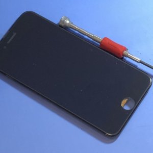 iPhoneSE2 画面に縦線が何本も入っている…