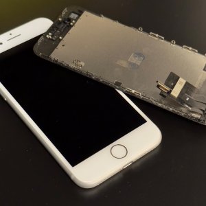 iPhone8 フロントパネル修理