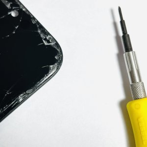 iPhoneXR フロントパネル交換 落とした後に画面が割れてしまい…